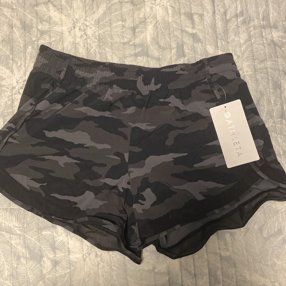 Athleta 4” run short - camo print - Small NEW